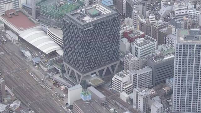 線路の上に建てたビル 電車が1階を通る